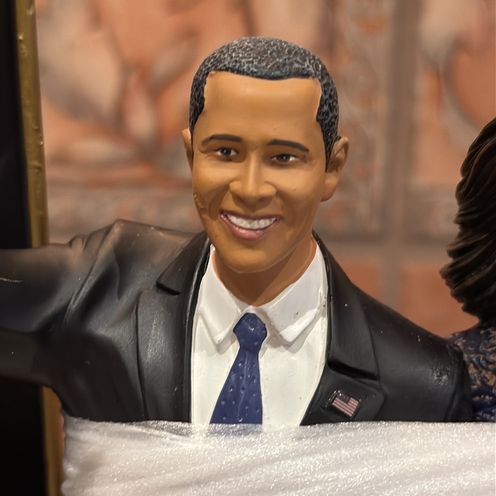 Bradford Exchange Barack & Michelle Obama Farewell Address Figurine Statue - Picture 4 of 9